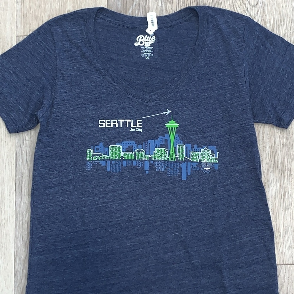 NWT Blue 84 Ladies V-neck Short Sleeve Seattle Jet City Graphic T-Shirt L - Picture 3 of 5